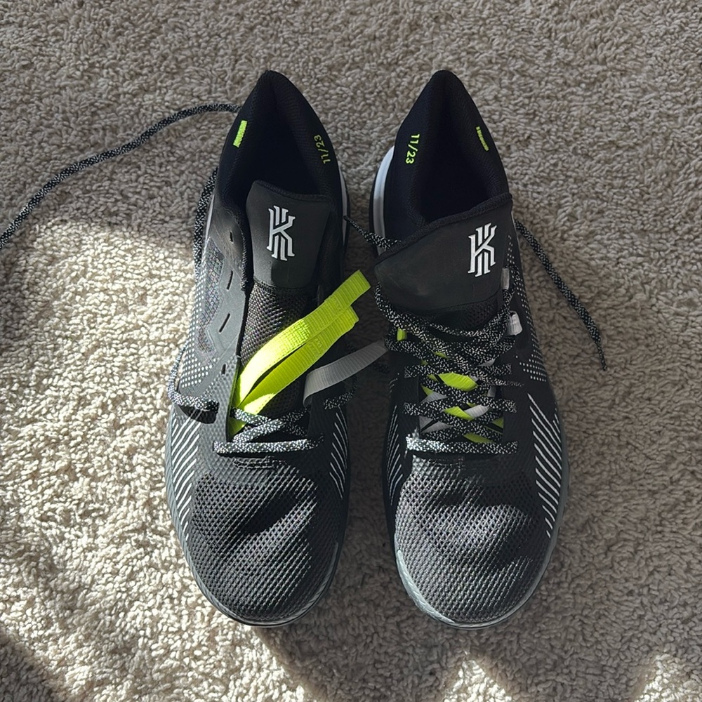 Men’s Kyrie flytrap v size 13